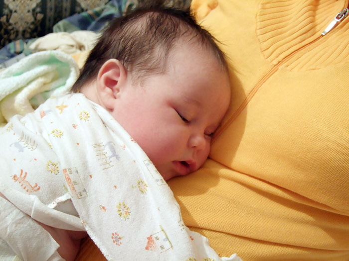 Если ребенок спит днем 5-6 часов беспрерывно, нужно ли будить его на кормление или дать поспать и потом?