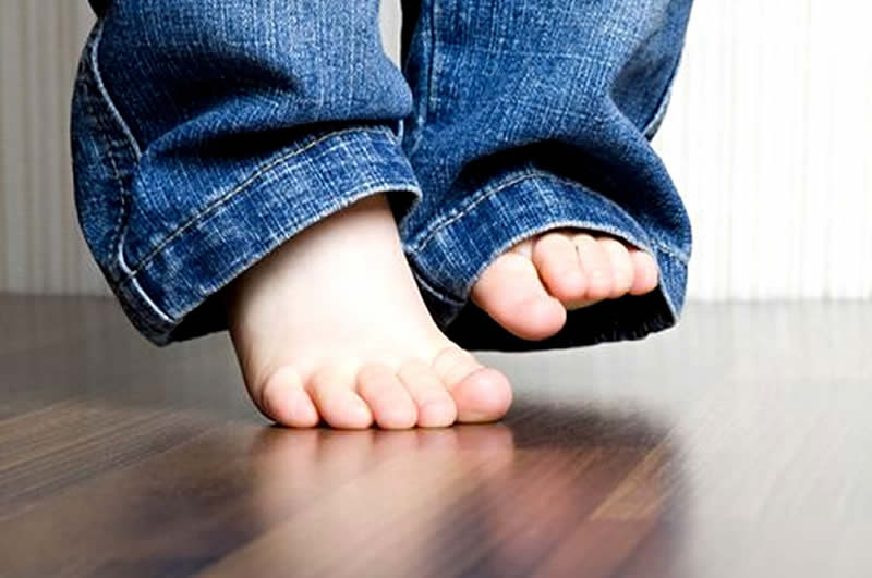 Ребенок ходит на носочках: причины, почему ребенок ходит на цыпочках, что делать в 1, 1,5, 2, 3, 4 и 5 лет, комаровский