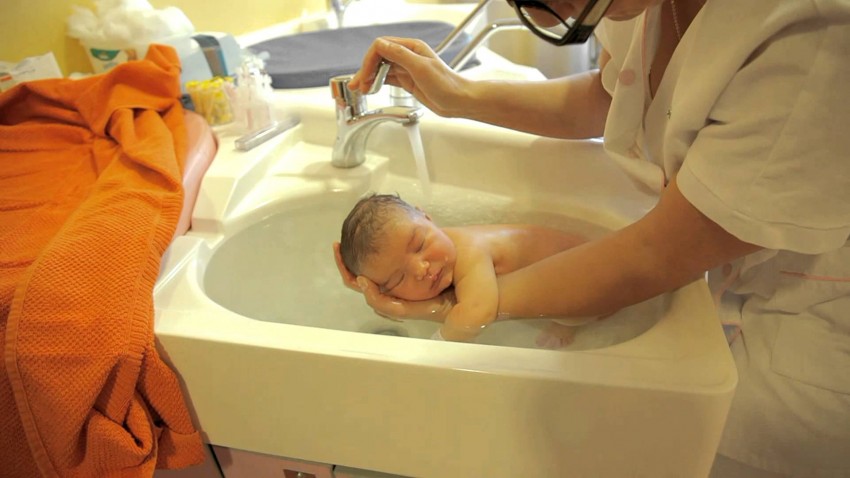 Как мыть головку новорожденному грудничку: ответы на все вопросы молодых родителей