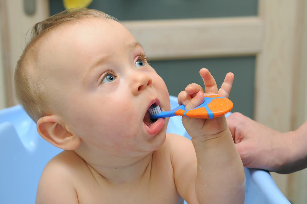 Когда нужно начинать ребенку чистить зубы