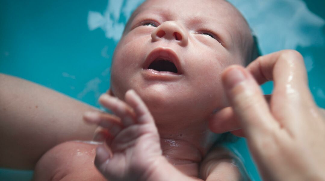Когда новорожденный начинает видеть и слышать: особенности развития