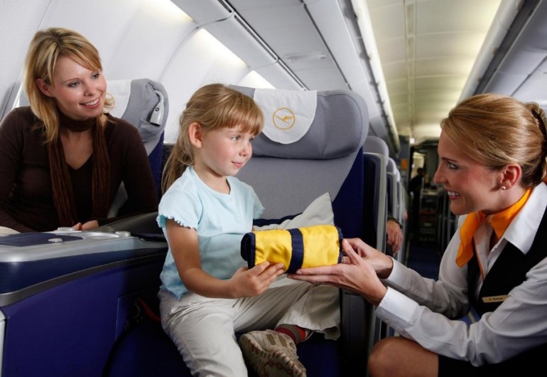 Что взять и чем занять ребенка в самолете
