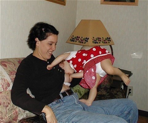 Как отучить малыша тискать мамкину грудь?