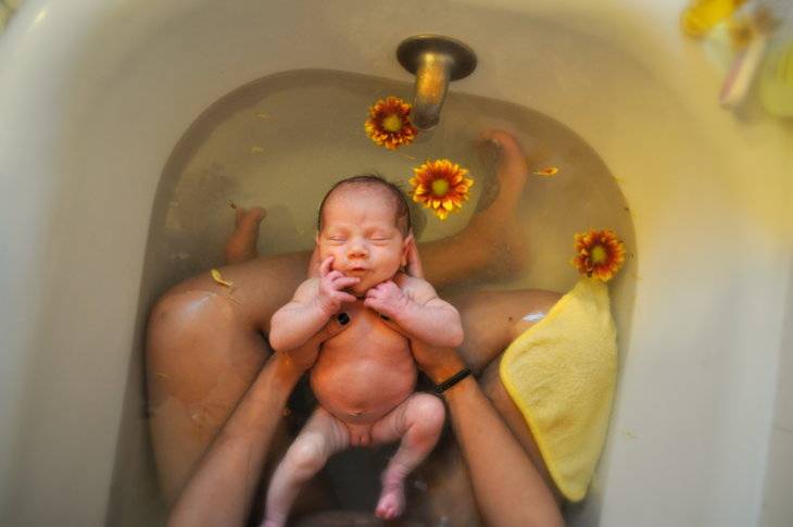 Как делать воздушные ванны новорожденному ребенку?