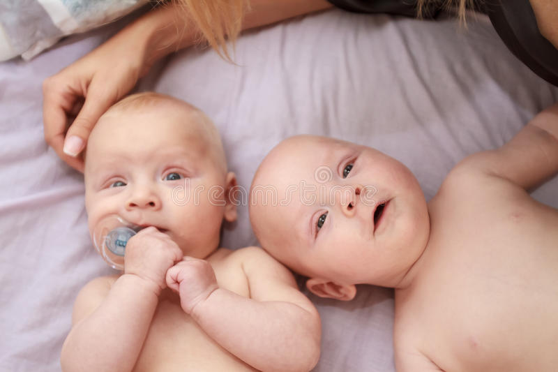 Как ухаживать за новорожденными близнецами