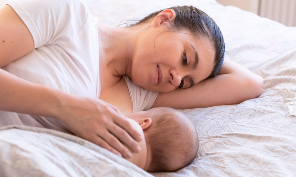 Как отучить ребенка засыпать с грудью, если новорожденный спит при кормлении, как добиться самостоятельного засыпания при гв, мнение комаровского