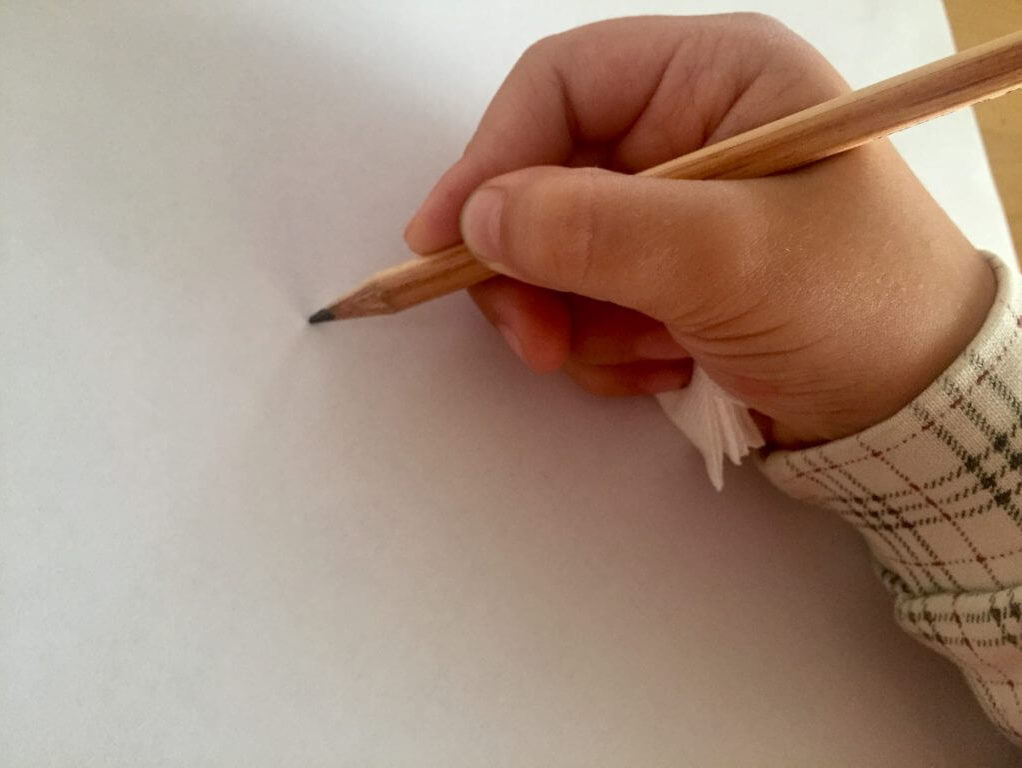 Можно взять ручку. Рука с ручкой. Руки карандашом. Хваты ручки для письма. Ручка на резинке для письма.