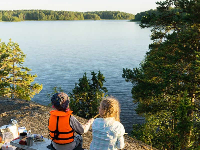 Туристы отдыхают на озере. Туристы на Ладожском озере. Туристы в Карелии. Путешествие в Карелию. Карелия летом.