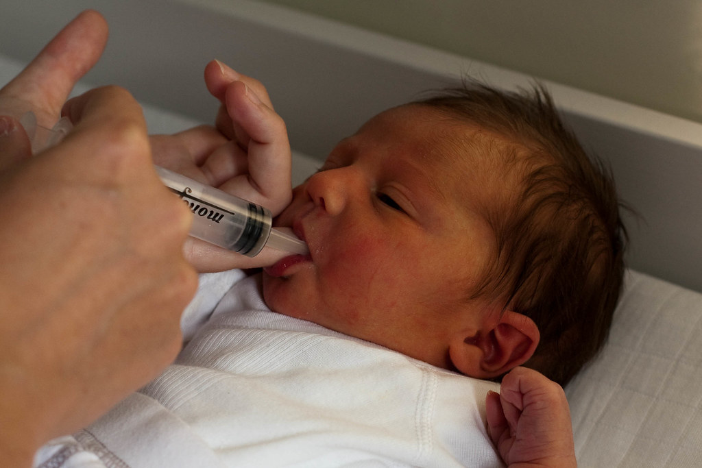 Как кормить новорожденного из шприца: способ проведения с пальцем и без