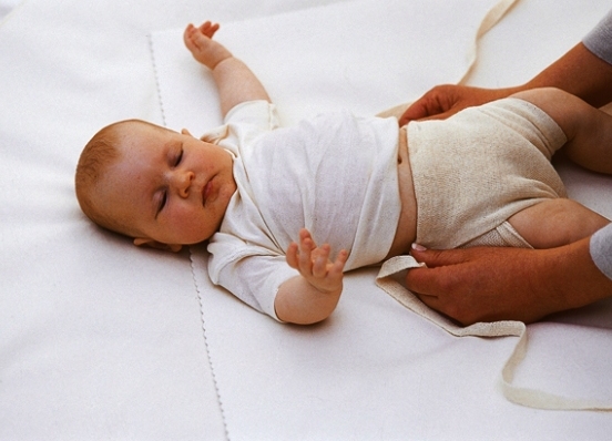 Как пеленать новорожденного: инструкция и полезные советы