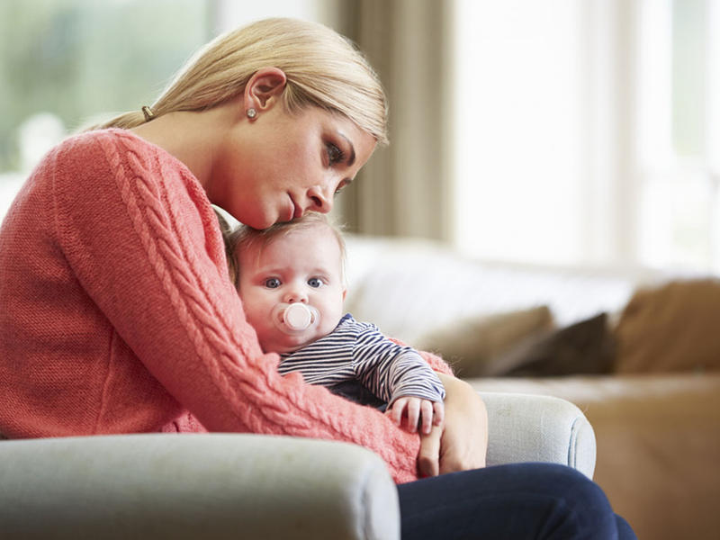 После родов: усталость и чувство вины. как помочь молодой маме? послеродовая депрессия