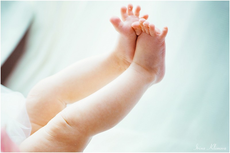 Рука нога когда у ребенка. Ноги малыша. Ножки новорожденного ребенка. Пяточки малыша. Ступни младенца.