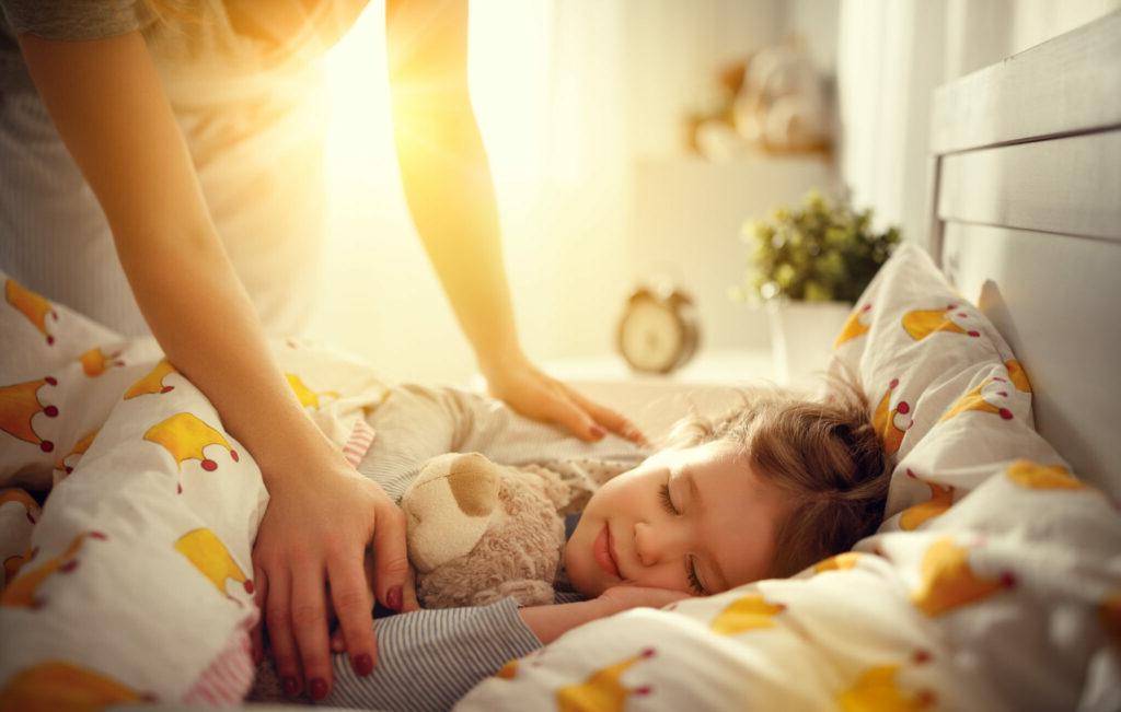 Ребенок долго засыпает: как уложить быстро?