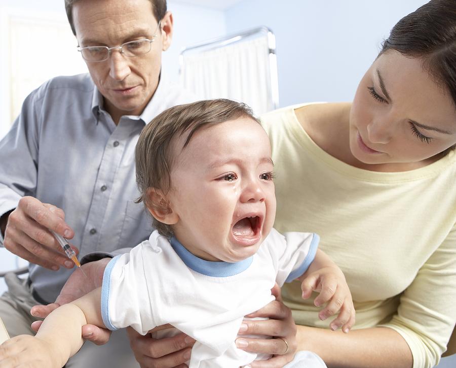 Ребёнок боится врачей: как помочь малышу?