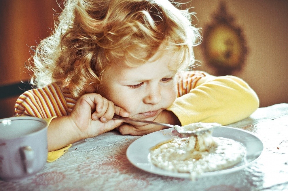Если хотите стать сильными дети ешьте. Дети за столом. Каша для детей. Завтрак для детей. Кушать кашу.