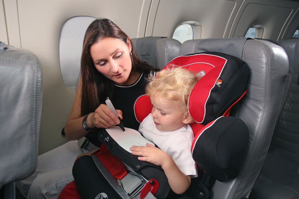 Можно ли кресло ребенку 7 лет. Детское кресло в самолете. Перелет с ребенком. Детские кресла в самолете. Люлька для самолета для малыша.