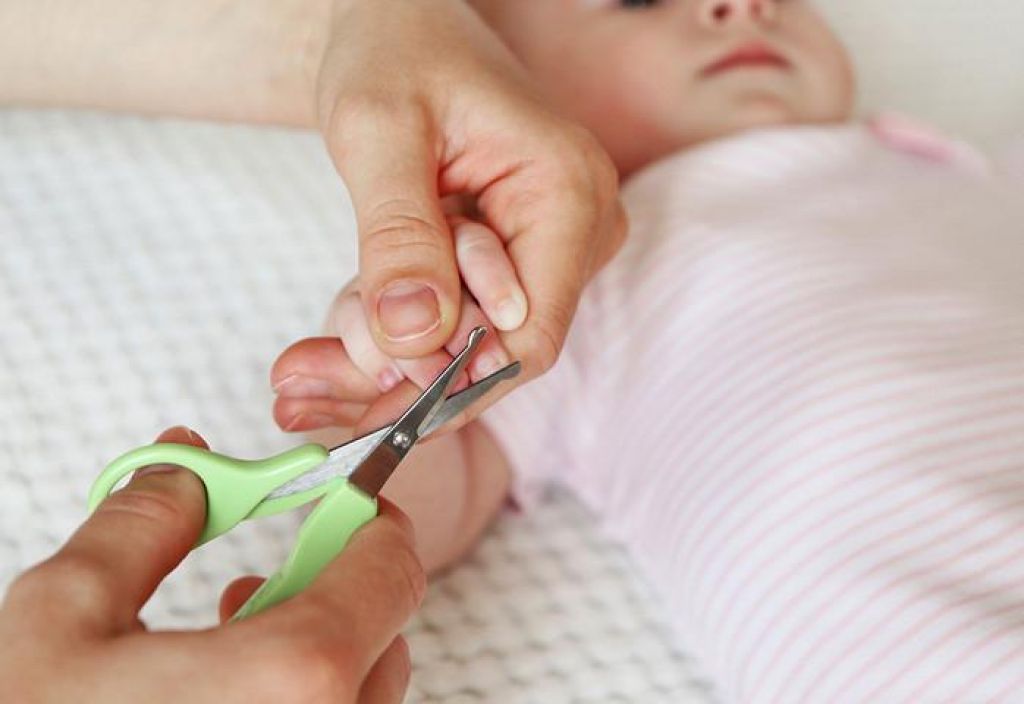 Как стричь ногти новорожденному ребенку