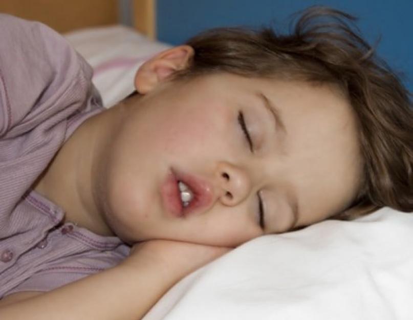 Почему ребенок скрипит зубами во сне. причины и лечение