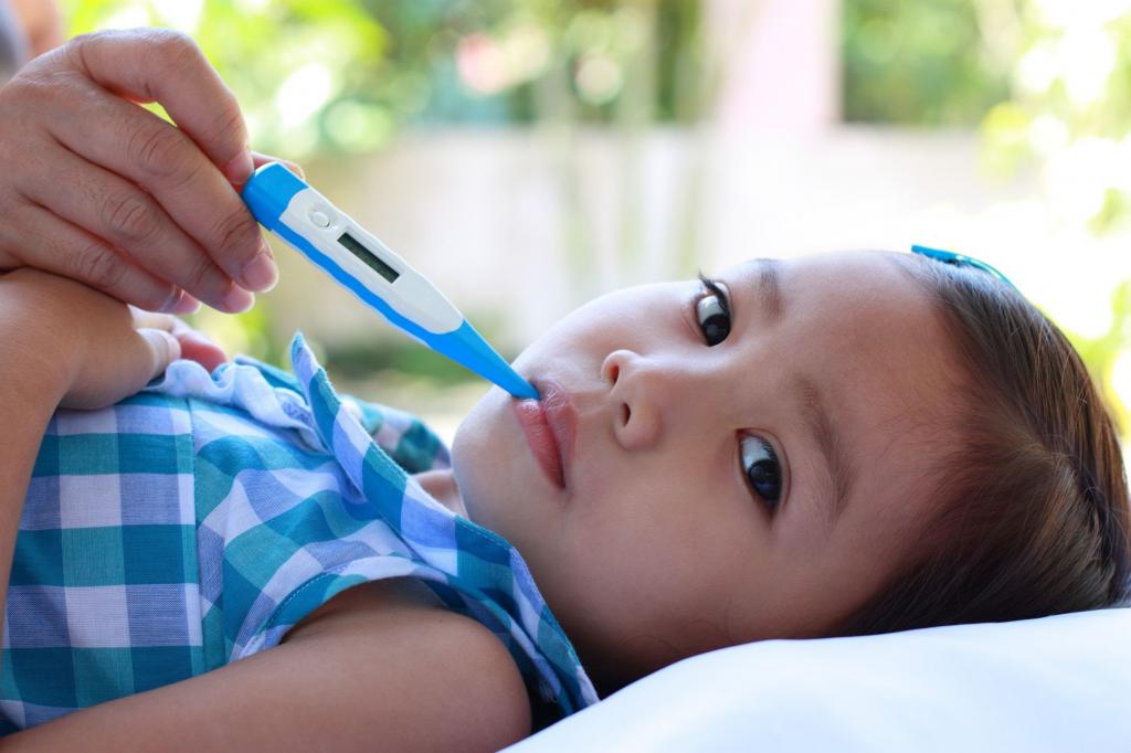 Температура у ребенка после прививки: когда следует сбивать и чем