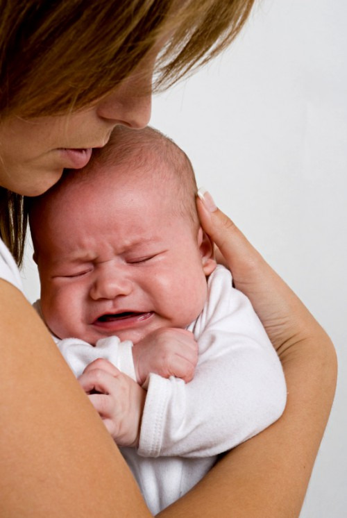 Ребенок отказывается от грудного молока и плачет: почему, что делать
