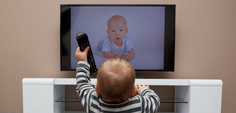 Почему детям до 2 лет нельзя смотреть телевизор и играть с гаджетами