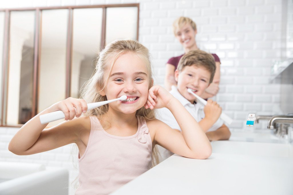 Как приучить ребенка чистить зубы: лучший возраст, этапы и методы. с какого возраста чистить зубы, как научить ребенка чистить зубы. ребенок не дает чистить зубы