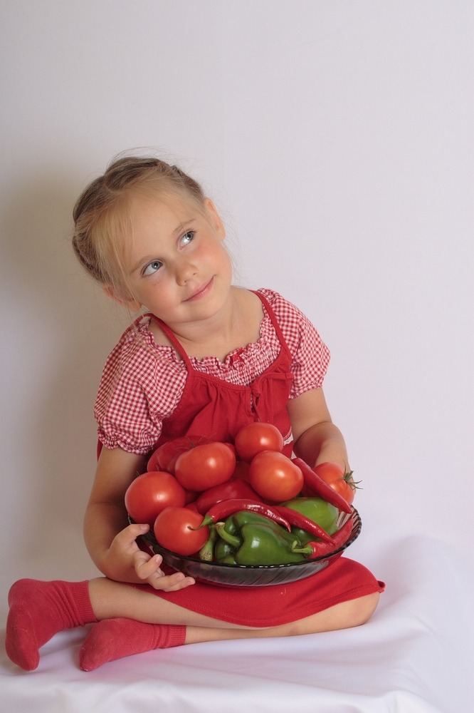 Когда можно давать ребенку помидоры и огурцы