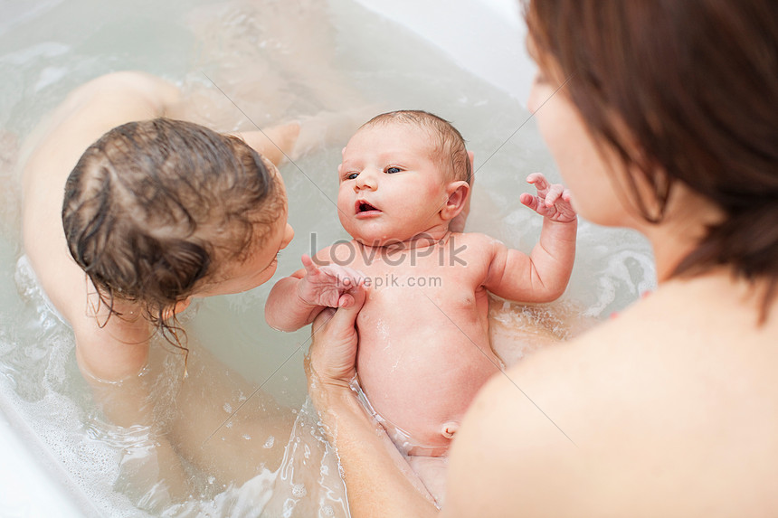 Когда можно принимать ванну с ребенком