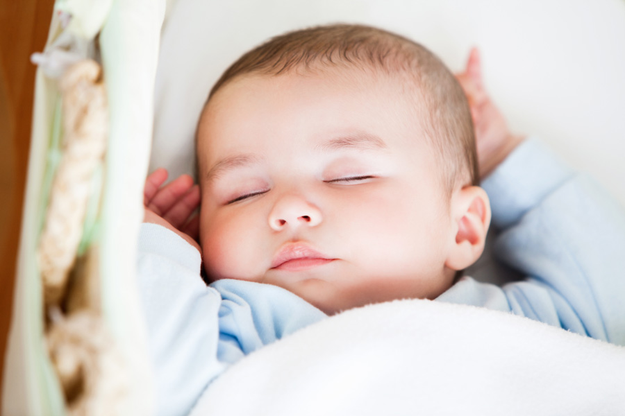Почему ребенок новорожденный не спит ночью и плачет что делать