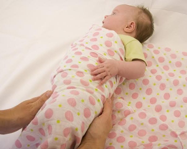 Как отучить ребенка от пеленания и приучить его спать без пеленки