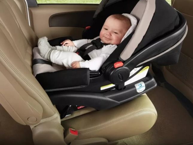 Как перевозить грудного ребёнка в машине: правила перевозки