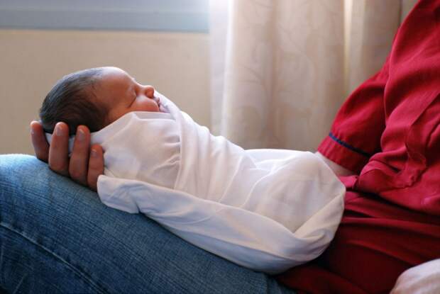 Как успокоить новорожденного, когда он плачет — инструкция по применению
