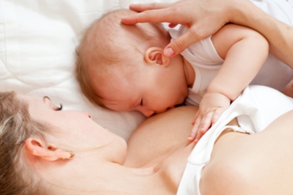 Как отучить ребенка кусать грудь во время кормления: советы для мамочек